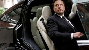 Οι ΗΠΑ ξεκινούν έρευνα για την τεχνολογία «έξυπνης κλήσης» χωρίς οδηγό της Tesla