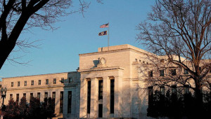 Εκτιμήσεις για πιθανό φρένο στις μειώσεις επιτοκίων από την Fed