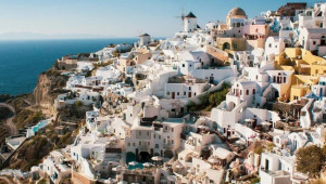 Καθησυχάζει η JP Morgan για τη… Σαντορίνη – Έχει κι άλλα νησιά η Ελλάδα
