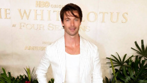 O Patrick Schwarzenegger μαγνητίζει τα βλέμματα με TOMMY HILFIGER στο φινάλε της 3ης σεζόν του The White Lotus στην Καλιφόρνια