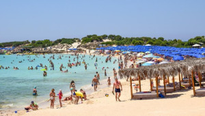 Ο τουρισμός αντέχει στις διεθνείς πιέσεις και παραμένει σε θετική τροχιά