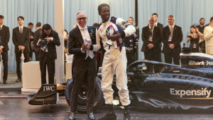 Η TOMMY HILFIGER ΦΕΡΝΕΙ ΤΟ HOLLYWOOD ΣΤΟ MET GALA ΚΑΘΩΣ Ο DAMSON IDRIS ΕΜΦΑΝΙΖΕΤΑΙ ΘΕΑΜΑΤΙΚΑ ΜΕ ΤΟ ΑΥΤΟΚΙΝΗΤΟ ΤΗΣ ΤΑΙΝΙΑΣ F1