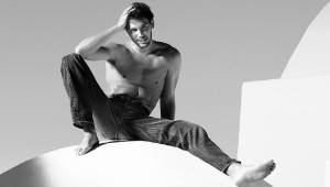 Ο Calvin Klein ανεβάζει τη θερμοκρασία του καλοκαιριού με τον Cooper Koch και τα απόλυτα essentials της σεζόν
