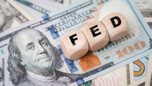 Σε στάση αναμονής η Fed: Ήπιος πληθωρισμός, αβέβαιη η επίδραση των δασμών Τραμπ