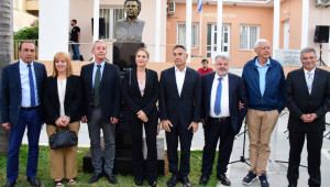 Το Ίδρυμα «Φώτος Φωτιάδης» δωρίζει προτομή  του Μίκη Θεοδωράκη στον Δήμο Αργοστολίου