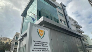 Πώς απαντά το Υφυπουργείο Έρευνας στα περί χορηγιών «χωρίς έλεγχο»