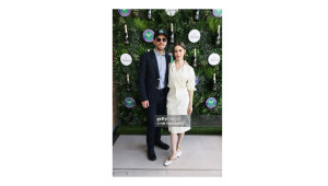 H Calvin Clein έντυσε την Lily Collins για τον τελικό ανδρών του Wimbledon στο Λονδίνο