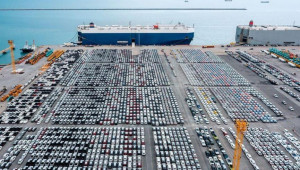 Ευρωπαϊκά λιμάνια: Χιλιάδες οχήματα παραμένουν ακινητοποιημένα λόγω δασμών Τραμπ