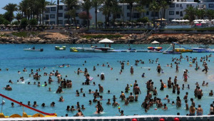 Ανθεκτικός ο τουρισμός – Αύξηση αφίξεων και νέο ρεκόρ παρά τον πόλεμο των 12 ημερών