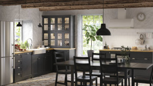 Μια μικρή κουζίνα σε παραδοσιακό στυλ που «χωράει» τα πάντα