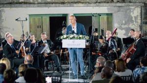 Concert in the Forest - Του American Medical Center