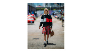 Η ALBA LARSEN ΕΝΤΥΠΩΣΙΑΣΕ ΜΕ ΤΟ ΣΤΥΛ ΤΗΣ, ΦΟΡΩΝΤΑΣ TOMMY JEANS, ΣΤΟ GRAND PRIX ΤΗΣ ΣΙΓΚΑΠΟΥΡΗΣ