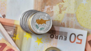Κατηφόρισε στο 61,2% του ΑΕΠ το χρέος