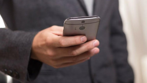 Πώς τα smartphones «καίνε» πολιτικούς και δημόσια πρόσωπα