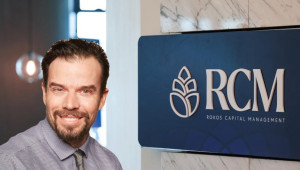 Κρις Ρόκος: Ο Ελληνικής καταγωγής «μάγος» των αγορών που κέρδισε μισό δισεκατομμύριο ευρώ το 2025