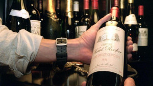 Τραμπ: Απειλεί με δασμούς 200% τα γαλλικά κρασιά