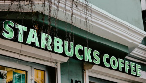 Starbucks: Φέρνει «καρπούς» το σχέδιο αναδιάρθρωσης του Μπράιαν Νίκολ – Άλμα 9% για τη μετοχή