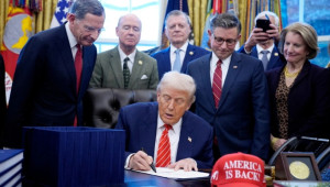 Ο Τραμπ υπέγραψε το νομοσχέδιο που βάζει τέλος στη δημοσιονομική παράλυση στις ΗΠΑ