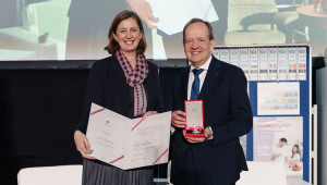 Μεγάλο Αργυρό Παράσημο Τιμής στον Dr. Othmar Ederer για τις υπηρεσίες του προς τη Δημοκρατία της Αυστρίας