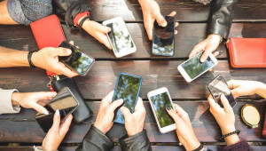 Smartphone: Χρονιά ρεκόρ το 2025 για Apple-Samsung