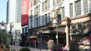 Η οικονομία «δύο ταχυτήτων» των ΗΠΑ: Ποιοι κερδίζουν, ποιοι πιέζονται και τι φοβάται η Moody’s