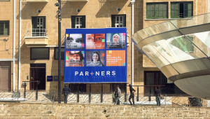 Μια Γιγαντιαία Αφίσα στο κέντρο της Πρωτεύουσας για τις Γυναίκες που Δεν Ζητούν Χώρο – Τον Δημιουργούν