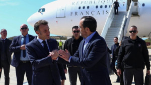 Στην αεροπορική βάση «Ανδρέας Παπανδρέου» οι Μητσοτάκης και Μακρόν, υποδοχή από ΠτΔ