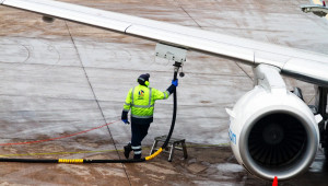 Αυξήσεις στα αεροπορικά εισιτήρια έως 20% λόγω καυσίμων