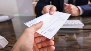 Κατακόρυφη πτώση στις καταχωρήσεις ακάλυπτων επιταγών το 2025