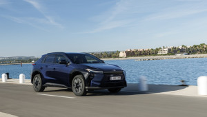 H Toyota επιταχύνει σταθερά τη μετάβασή της προς την ηλεκτροκίνηση