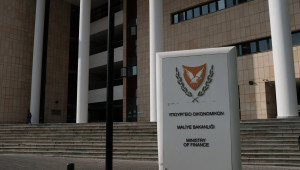 Ωρομίσθιο Κυβερνητικό Προσωπικό: Διαμαρτυρία έξω από ΥΠΟΙΚ και πορεία προς το Προεδρικό
