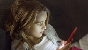 Μακριά από οθόνες μέχρι τα 3 και social μετά τα 13 - Σύσταση της ΕΕ για την έκθεση παιδιών σε ψηφιακές συσκευές