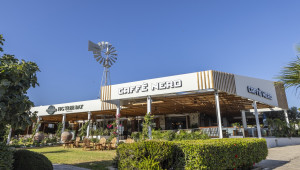 Το Caffè Nero έφτασε στο Fig Tree Bay — καφές, φαγητό και θέα σε ένα από τα πιο ξεχωριστά σημεία του Πρωταρά