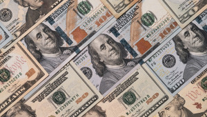 ΗΠΑ: Νέα πίεση στο δολάριο – Η Fed, το ράλι του γιεν και οι φόβοι για την αμερικανική οικονομία αλλάζουν το σκηνικό