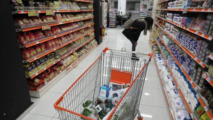 Σε θέση μάχης τα σούπερ μάρκετ στην Ευρώπη για πλαφόν και μειώσεις τιμών σε βασικά αγαθά