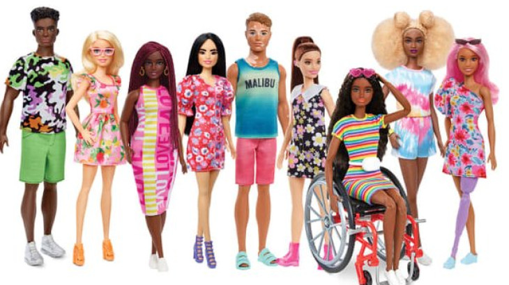 Η Barbie λανσάρει κούκλα με ακουστικά βαρηκοΐας και κούκλα Ken με λεύκη