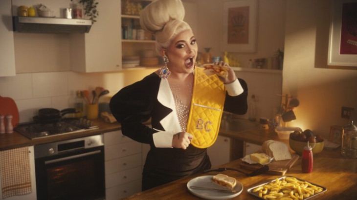 McCain: Επέλεξε τη drag queen, Baga Chipz, ως την 1η της Creative Director