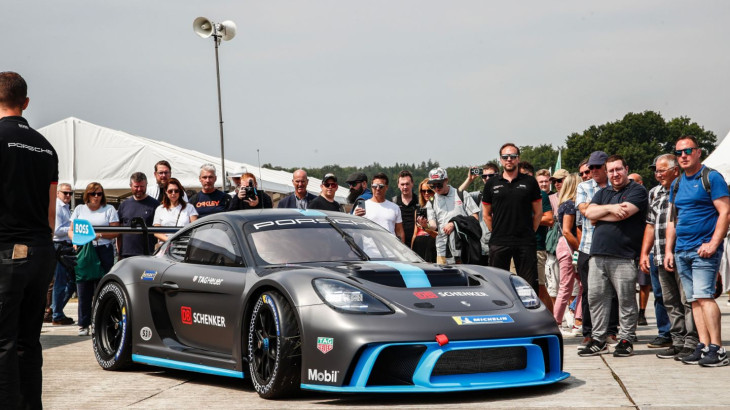 GT4 ePerformance: Η πλήρως ηλεκτρική Porsche άρχισε την παγκόσμια περιοδεία της από την Αγγλία