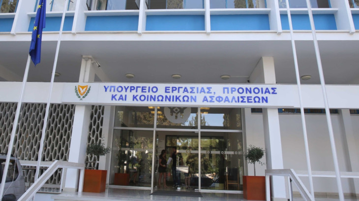 Έκλεισε… τραπέζι σε εργοδότες και συντεχνίες