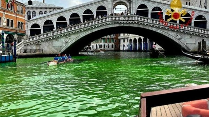 Πρασίνισε το νερό στο μεγάλο κανάλι της Βενετίας