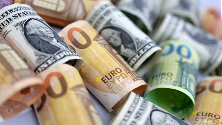 Ιστορικό χαμηλό έναντι δολαρίου και ευρώ