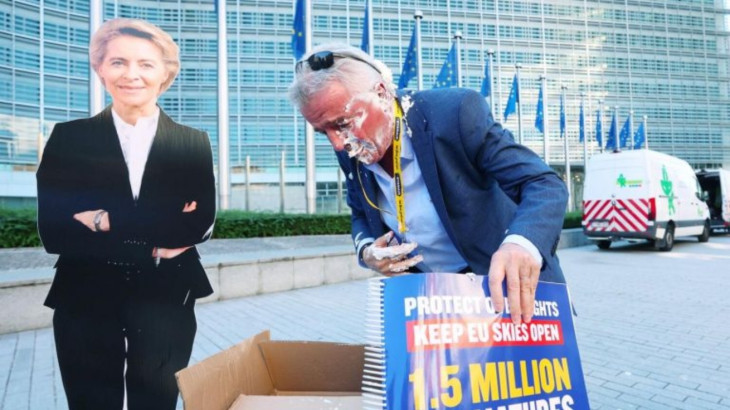 Ακτιβιστές πέταξαν τάρτα στο πρόσωπο του CEO της Ryanair