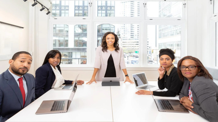 Πόσες γυναίκες βρίσκονται σε ανώτερες διοικητικές θέσεις και πού υπερτερούν