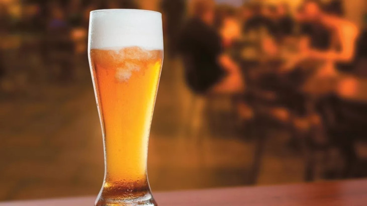 Γιατί οι μεγάλες ζυθοποιίες αισιοδοξούν, παρότι η κατανάλωση μπίρας μειώνεται