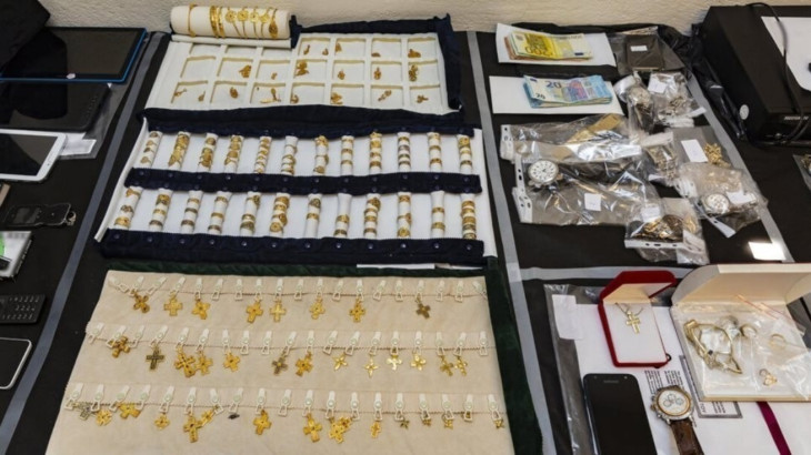 Στροφή στα μεταχειρισμένα ρούχα και κοσμήματα