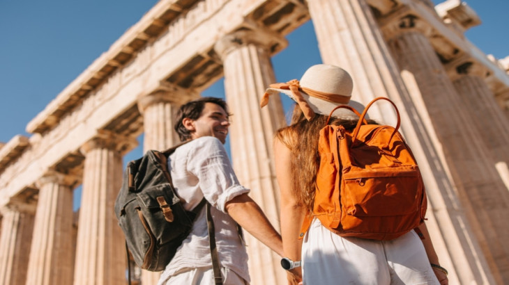 Ο ελληνικός τουρισμός γράφει ιστορία με ρεκόρ εισπράξεων και αφίξεων