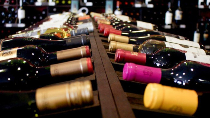 Η ΕΕ μετατρέπει καλό κρασί σε βιομηχανική αλκοόλη