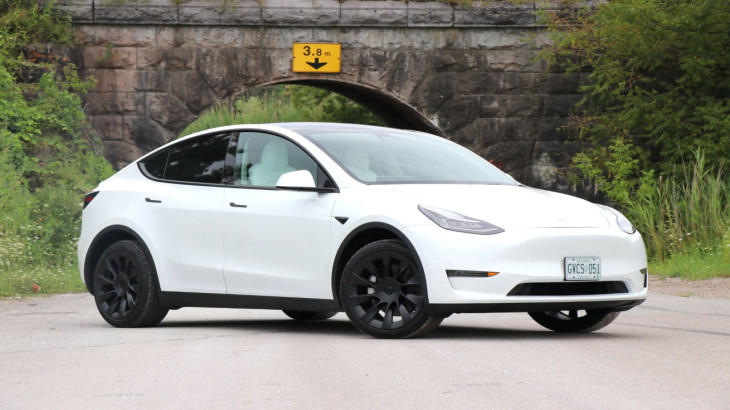 Δυο χιλιάρικα ακριβότερα θα πωλούνται πλέον τα Tesla Model Y