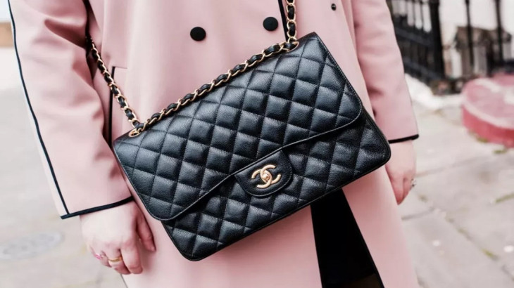 Η κλασική flap bag της Chanel έσπασε το φράγμα των 10.000 ευρώ