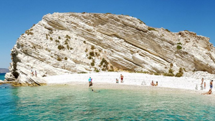 Το ελληνικό νησί χωρίς ξαπλώστρες που προβάλλουν Sun και Vanity Fair ως όαση για φυσιολάτρες